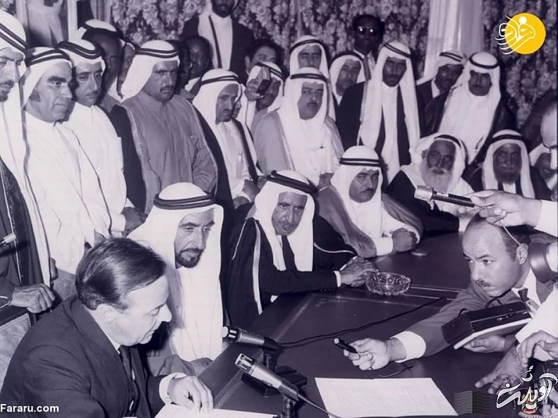 شیخ زاید بن سلطان آل نهیان، شیخ رشید بن سعید آل مکتوم، شیخ خالد بن محمد القاسمی، جفری آرتور دیپلمات انگلیسی در جریان امضای پیمان دوستی بین امارات و انگلیس در دبی/ 2 دسامبر 1971